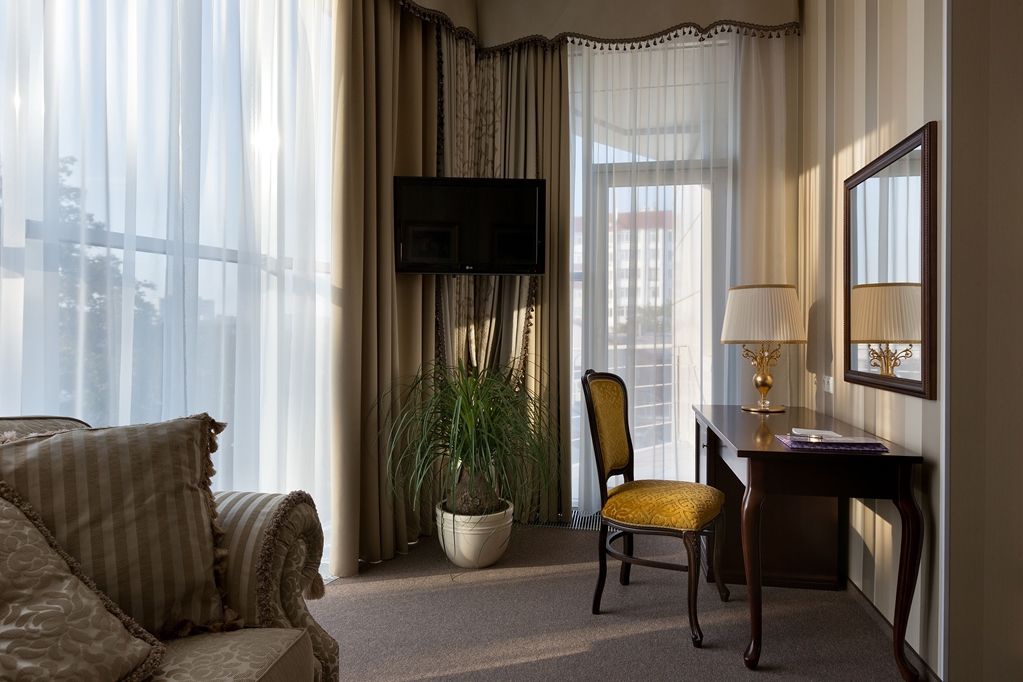 Iris Art Hotel Jarkov Habitación foto